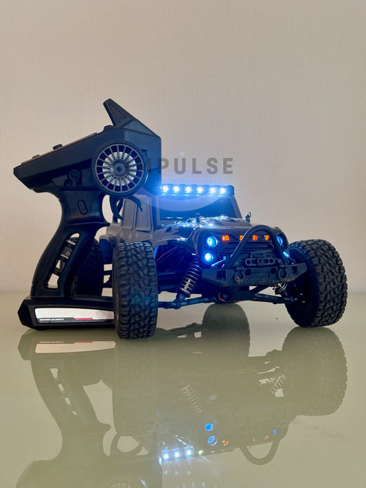 Auto a control remoto todoterreno con luces LED azules, control inalámbrico al fondo.