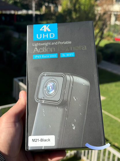 Cámara POV 4K con pantalla trasera, sumergible hasta 30m (IPX7), lente 120°, WiFi y 3 horas de batería. Perfecta para deportes acuáticos, moto, esquí y vlogging.