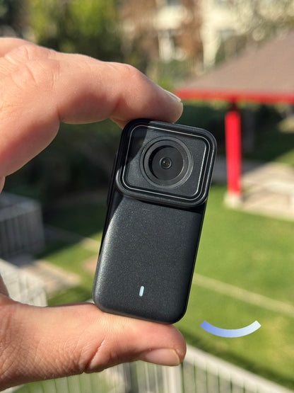 Cámara POV 4K con pantalla trasera, sumergible hasta 30m (IPX7), lente 120°, WiFi y 3 horas de batería. Perfecta para deportes acuáticos, moto, esquí y vlogging.